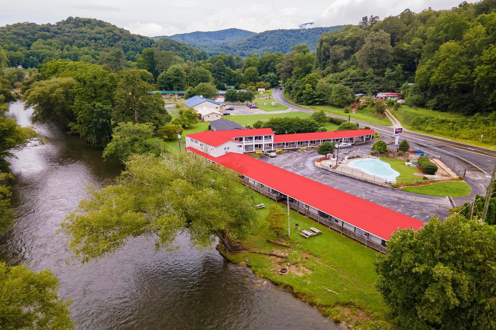 Lloyd'S On The River Country Inn By Oyo Bryson City Eksteriør billede