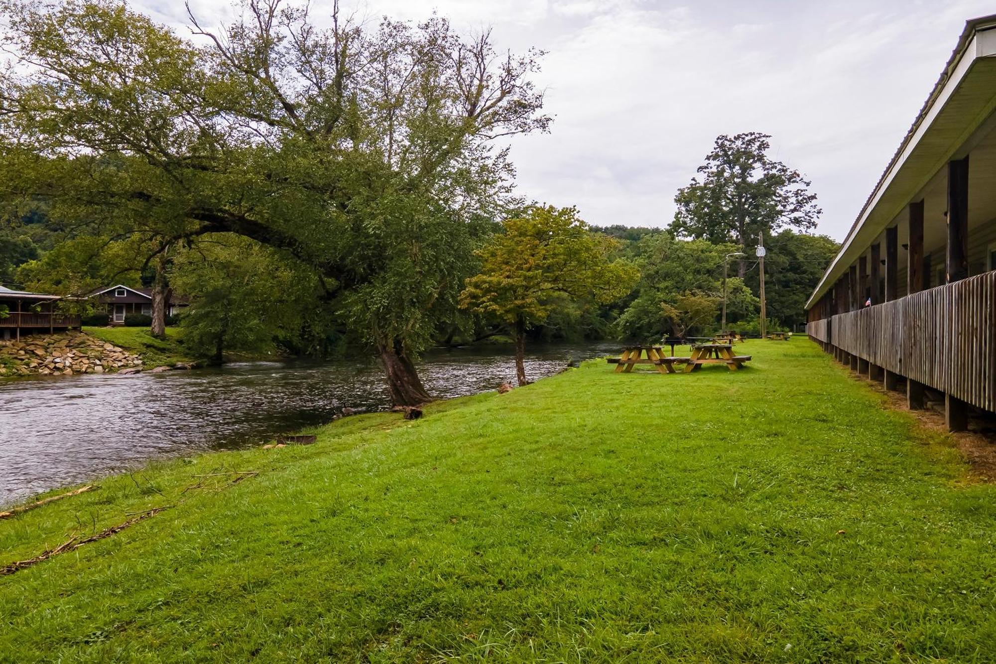 Lloyd'S On The River Country Inn By Oyo Bryson City Eksteriør billede