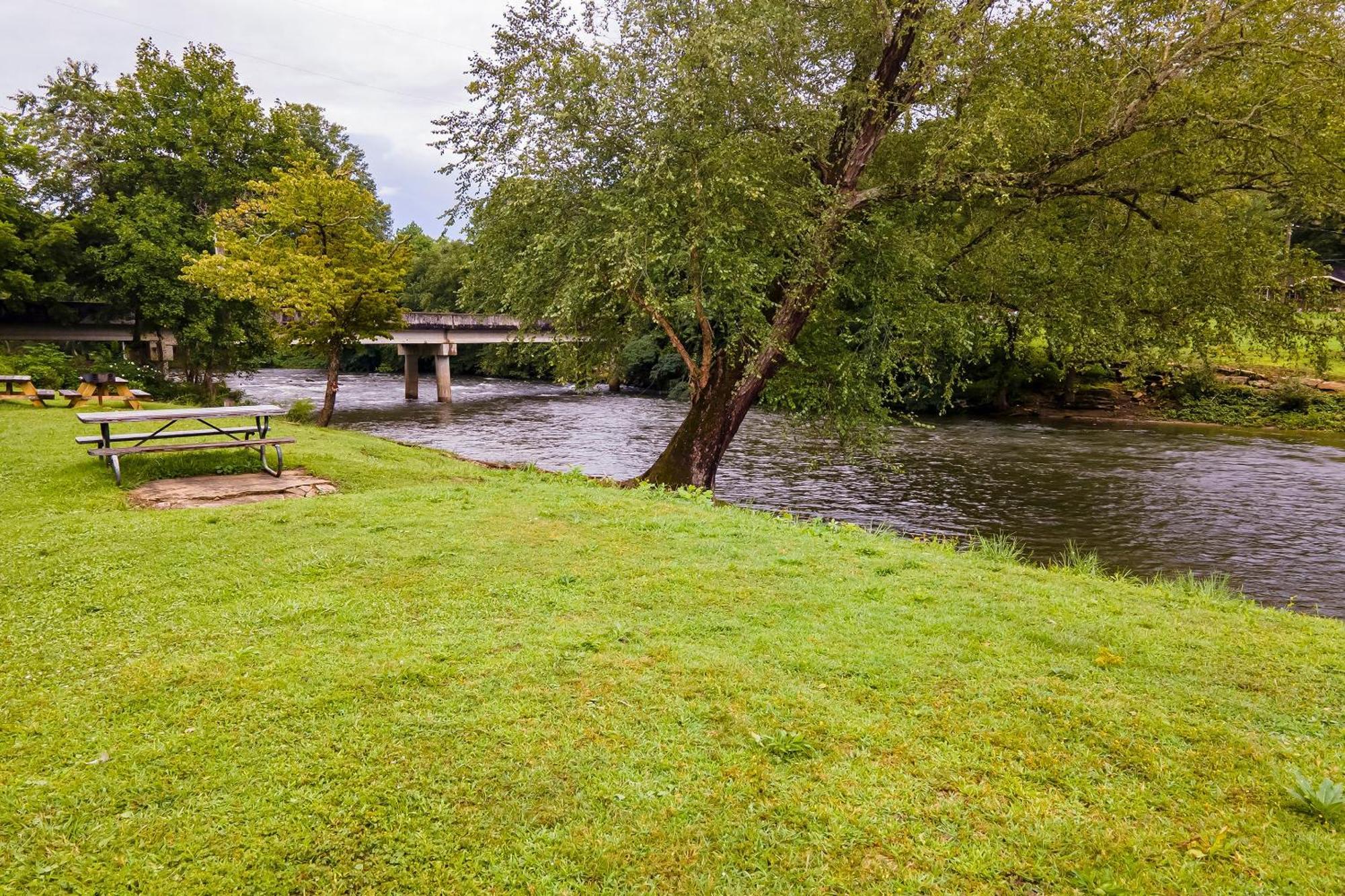 Lloyd'S On The River Country Inn By Oyo Bryson City Eksteriør billede